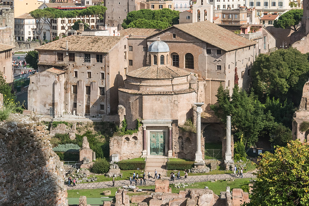 L’antichissima basilica di Cosma e Damiano nel Foro di Vespasiano vista dal Palatino: il corpo cilindrico anteriore è il probabile tempio di Valerio Romolo con l’entrata oggi chiusa; sul retro il corpo principale della basilica L’antichissima basilica di Cosma e Damiano nel Foro di Vespasiano vista dal Palatino: il corpo cilindrico anteriore è il probabile tempio di Valerio Romolo con l’entrata oggi chiusa; sul retro il corpo principale della basilica